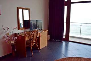 Отель Brigantina Beach Hotel Золотые Пески Номер-студио с видом на море (для 2 взрослых и 2 детей)-3